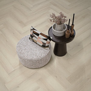 licht beige eiken vloer in visgraatpatroon met subtiele houtstructuur en matte afwerking