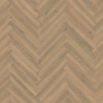 licht beige eiken vloer in visgraatpatroon met subtiele houtstructuur en natuurlijke noesten