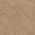 licht beige eiken visgraatvloer met subtiele houtstructuur en natuurlijke noesten, brede planken