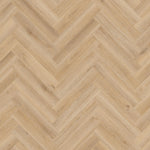 licht eiken vloer met visgraatpatroon, fijne houtstructuur en subtiele noesten in zandkleurige beige tinten