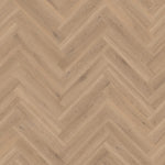 licht beige eiken visgraatvloer met subtiele houtnerfstructuur en kleine noesten