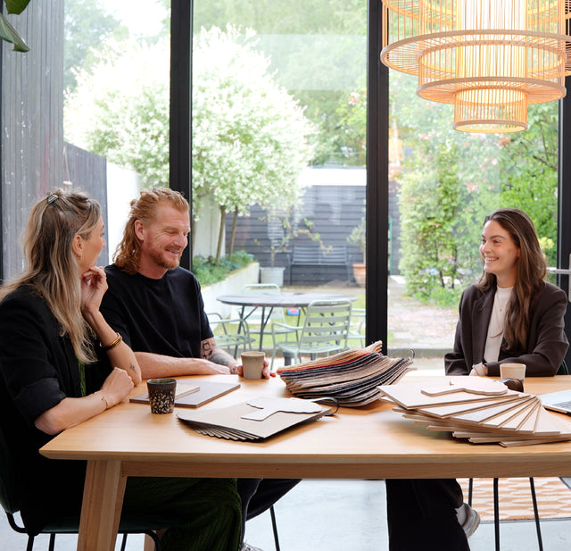 Thuisadviseur met vloerstalen aan huis bij koppel 