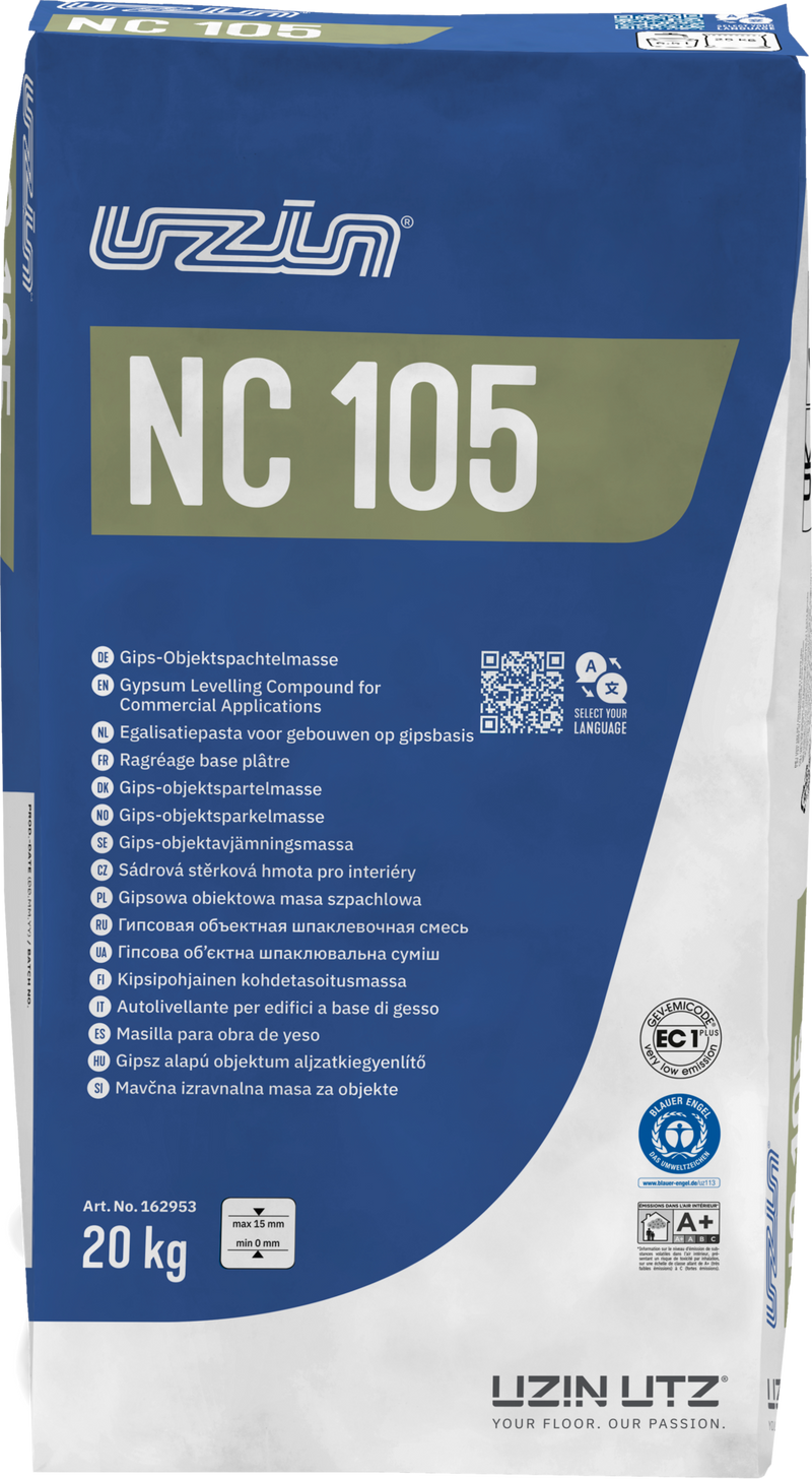 Blauwe en witte verpakking met tekst "UZIN NC 105" en productinformatie, een zak van 20 kg egalisatiepasta op gipsbasis voor commerciële toepassingen.