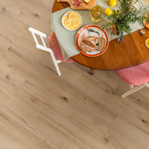 lichte beige eiken vloer met matachtige structuur en subtiele noesten en nerven in brede planken
