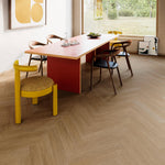 licht eiken visgraatvloer met subtiele houtstructuur in ruime lichte eetkamer met modern rood tafelblad en gele designstoel