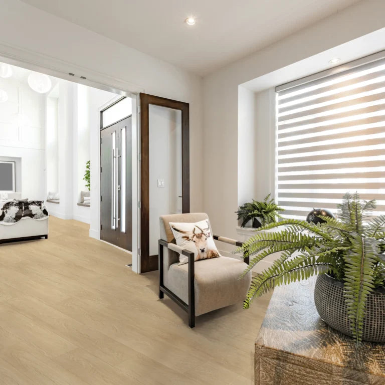 licht eiken vloer met brede planken en subtiele houtnerfstructuur in moderne, lichte woonkamer met beige fauteuil en natuurlijke decoratie