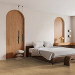 lichte beige eiken vloer met brede planken en een matte afwerking in een minimalistische slaapkamer met ronde houten wandpanelen en moderne meubels