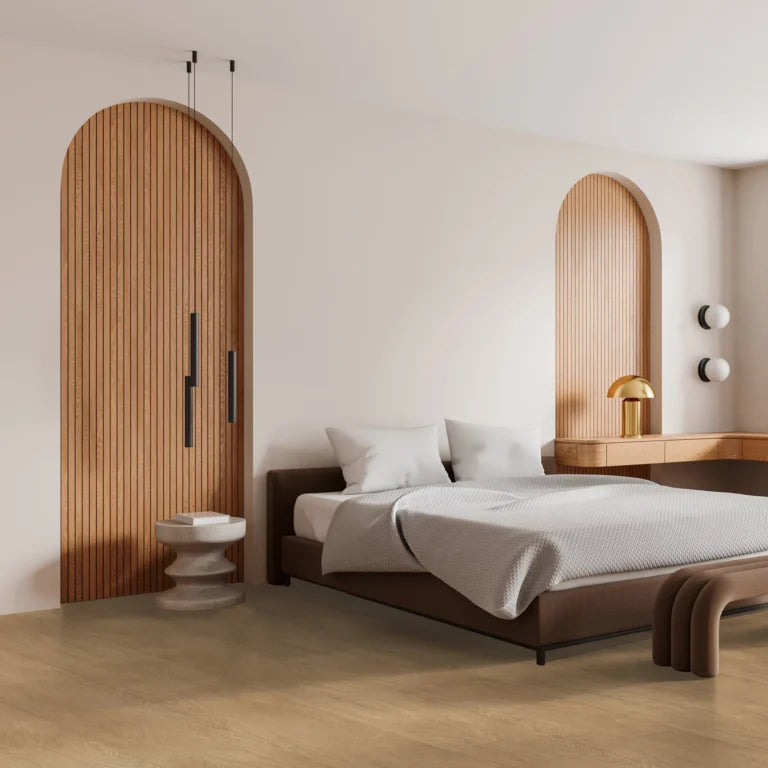 lichte beige eiken vloer met brede planken en een matte afwerking in een minimalistische slaapkamer met ronde houten wandpanelen en moderne meubels