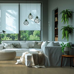 lichte vloer in breed plankengelegd houtpatroon met zachte beige eiken kleur, moderne woonkamer met witte hoekbank en grijs groene planten naast houten bijzettafel