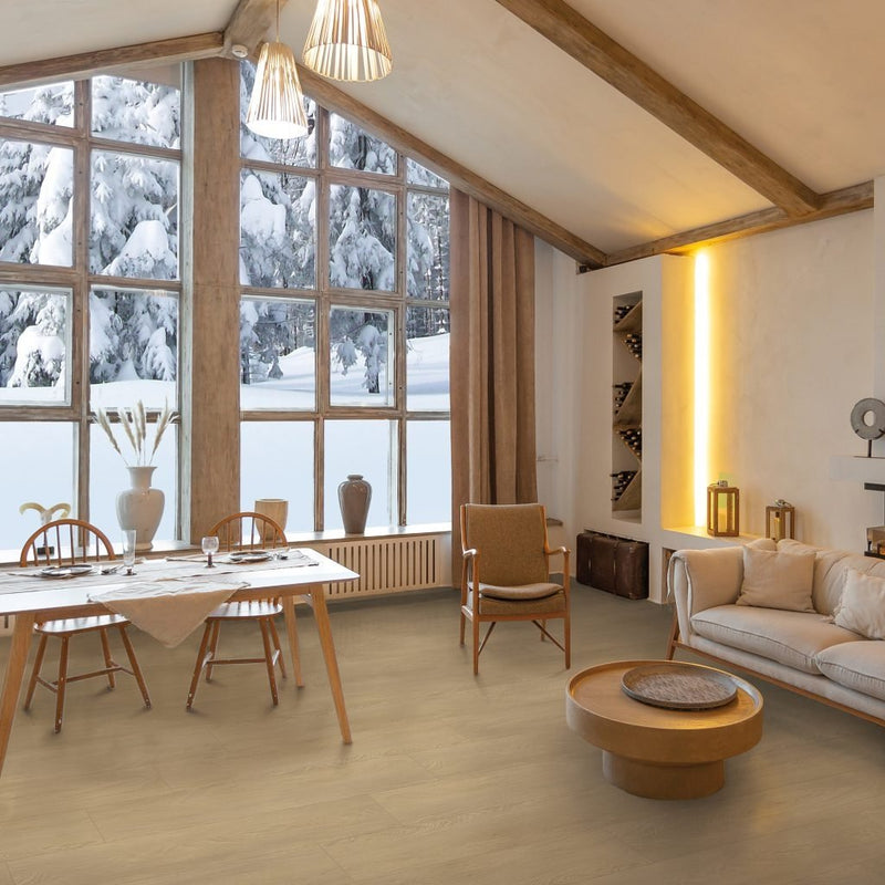 lichte beige eiken vloer met brede planken en fijne houtnerfstructuur in een warme en lichte woonkamer met grote ramen en natuurlijke verlichting