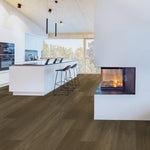 donker grijs bruine houtlook vloer met brede planken en fijne houtnerfstructuur in moderne lichte keuken met open haard
