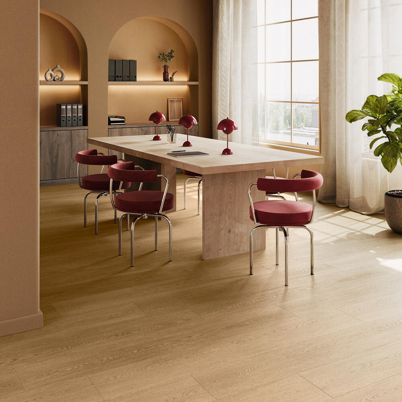 lichte beige eiken vloer met een subtiele houtnerfstructuur en brede planken in een lichte, warme kleur in een modern ingerichte vergaderruimte met bordeauxrode stoelen en rode bureaulampen
