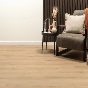 lichte beige eiken vloer met subtiele houtnerfstructuur en brede planken zonder patroon