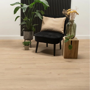 licht beige eiken vloer met subtiele houtnerfvorm en brede planken zonder opvallend patroon
