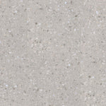 lichtgrijze tegelvloer met kleine terrazzo structuur en verschillende tinten wit, beige en grijs in willekeurig patroon