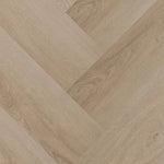 licht eiken visgraatvloer met subtiele houtnerfstructuur en brede planken in een naturel beige tint