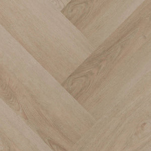 licht eiken visgraatvloer met subtiele houtnerfstructuur en brede planken in een naturel beige tint