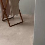 lichte beige tegellook vloer met subtiel golvend streeppatroon en zachte matte afwerking