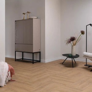 licht beige eiken visgraatvloer met subtiele houtstructuur en matte afwerking