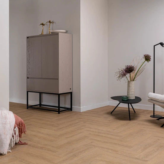 licht eiken vloer in visgraatpatroon met een matte afwerking en fijne houtstructuur in een warme, natuurlijk beige tint