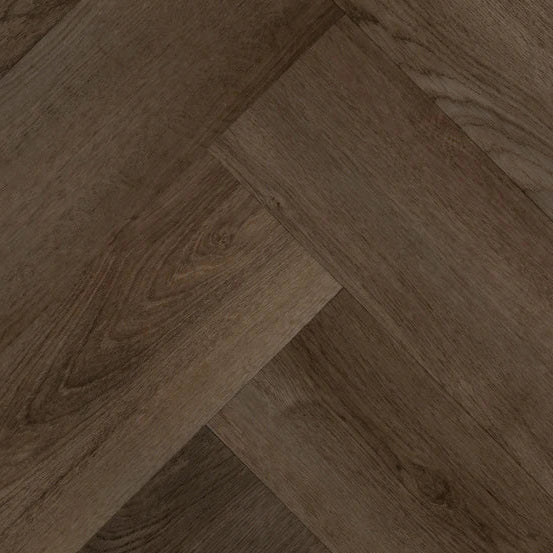 Donker bruin eiken visgraatvloer met fijne houtnerfstructuur en matte afwerking.