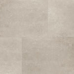 Tegelvloer met grote vierkante tegels in licht beige met subtiel mat oppervlak en fijne korrelstructuur.