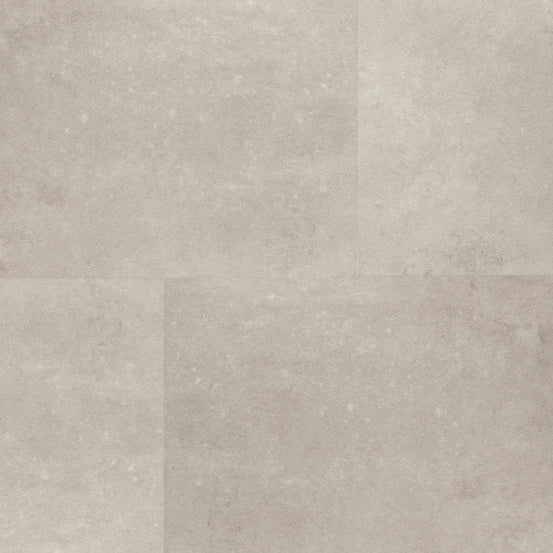 Tegelvloer met grote vierkante tegels in licht beige met subtiel mat oppervlak en fijne korrelstructuur.