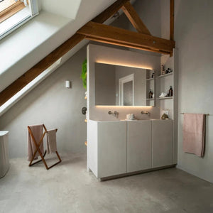 Tegelvloer met grote vierkante tegels in licht beige met subtiel mat oppervlak en fijne korrelstructuur.