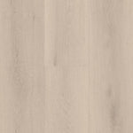 lichte beige eiken vloer met brede planken en subtiele houtnerfstructuur