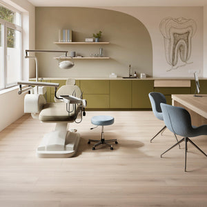 lichte beige eiken vloer met brede planken en subtiele houtnerfstructuur