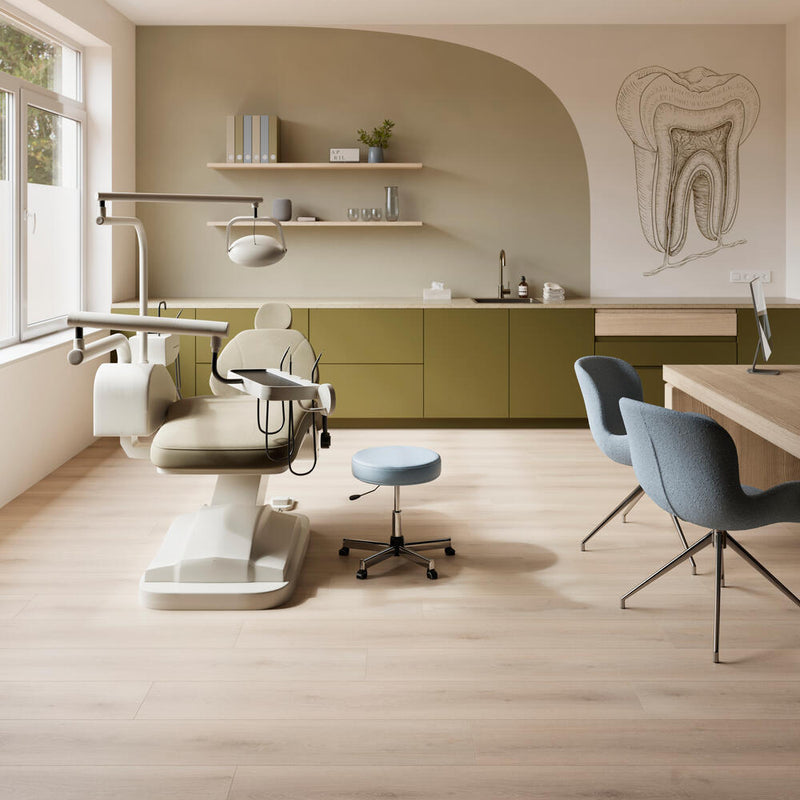 lichte beige eiken vloer met brede planken en subtiele houtnerfstructuur in moderne tandartspraktijk met groene kasten en lichtblauwe stoelen