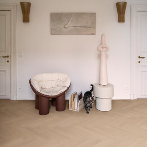 licht beige eiken visgraatvloer met een fijne houtstructuur en subtiele nerfpatronen