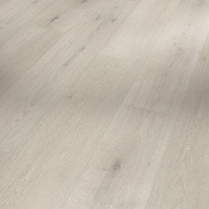 licht grijs eiken vloer met brede planken en subtiele knoesten en nerven, fineerstructuur zichtbaar