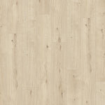 licht beige eiken vloer met subtiele houtnerfstructuur en kleine noesten, brede planken in rechthoekig patroon