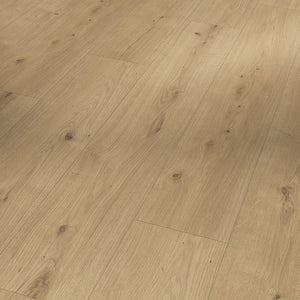 licht beige eiken vloer met rechte planken en subtiele noesten, fijne houtstructuur zichtbaar in het oppervlak