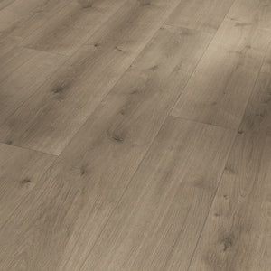 licht grijs bruin eiken vloer met een fijne houtstructuur en zichtbare knoesten, brede planken liggend in een recht patroon