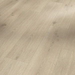 licht beige eiken vloer met subtiele houtnerfstructuur en zichtbare noesten, planken in standaard breedte zonder opvallend patroon