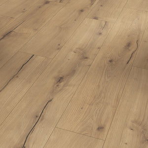 licht beige eiken vloer met lange planken en fijne houtstructuur met zichtbare noesten en subtiele zwartbruine lijnen in het houtpatroon