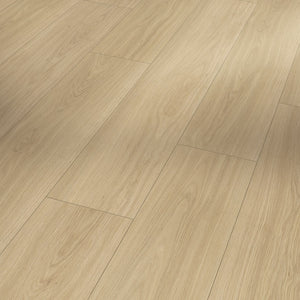 licht eiken vloer met rechte planken en subtiele houtnerfstructuur in zachte beige tinten