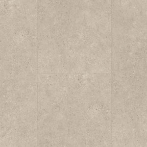 beige tegelvloer met grote tegels en een subtiel korrelig structuurpatroon in lichte zandkleur met kleine spikkels