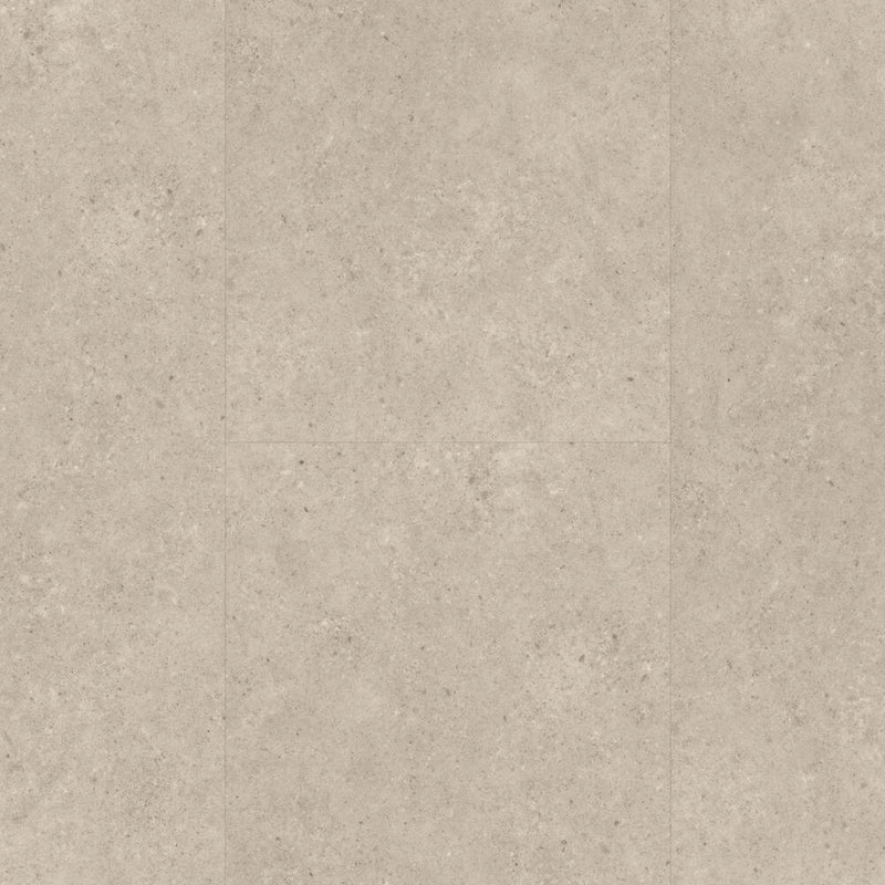 beige tegelvloer met grote tegels en een subtiel korrelig structuurpatroon in lichte zandkleur met kleine spikkels