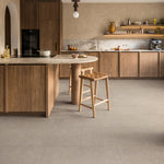 lichte tegelvloer in taupe kleur met groot rechthoekig patroon in moderne keuken met houten kasten en ronde keukenbar