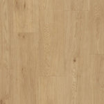 licht beige eiken vloer met brede planken en subtiele houtnerfstructuur, mat oppervlak