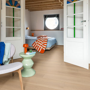 licht beige eiken vloer met brede planken en natuurlijke houtstructuur zichtbaar