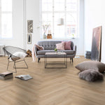 lichte eiken visgraatvloer met subtiele houtstructuur in een lichte, natuurlijke kleur gecombineerd met modern interieur met grijze bank en witte accenten