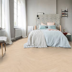 lichte beige eiken vloer met subtiel houtnerfstructuur, brede planken in visgraatpatroon, gecombineerd met lichte zachte pastelkleuren in slaapkamerinrichting