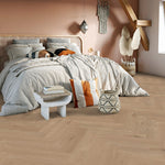 licht eiken visgraatvloer met subtiele houtstructuur gecombineerd met warm beige slaapkamerinrichting en natuurlijke decoratie