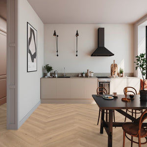 licht beige eiken visgraatvloer met subtiele houtnerfstructuur en kleine noesten