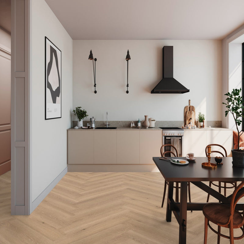licht eiken visgraatvloer met subtiele houtnerfstructuur in een moderne keuken met beige kasten en zwarte afzuigkap
