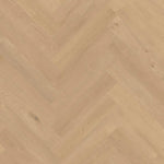 licht beige eiken vloer met visgraat patroon en subtiele houtnerf structuur